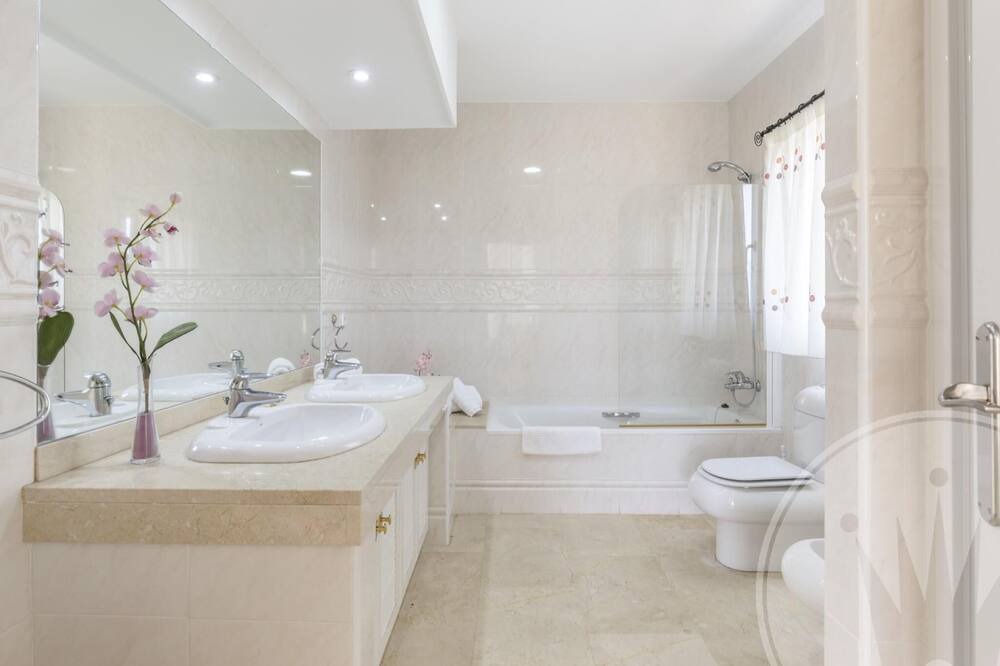 Photo of Bathroom in El Beal