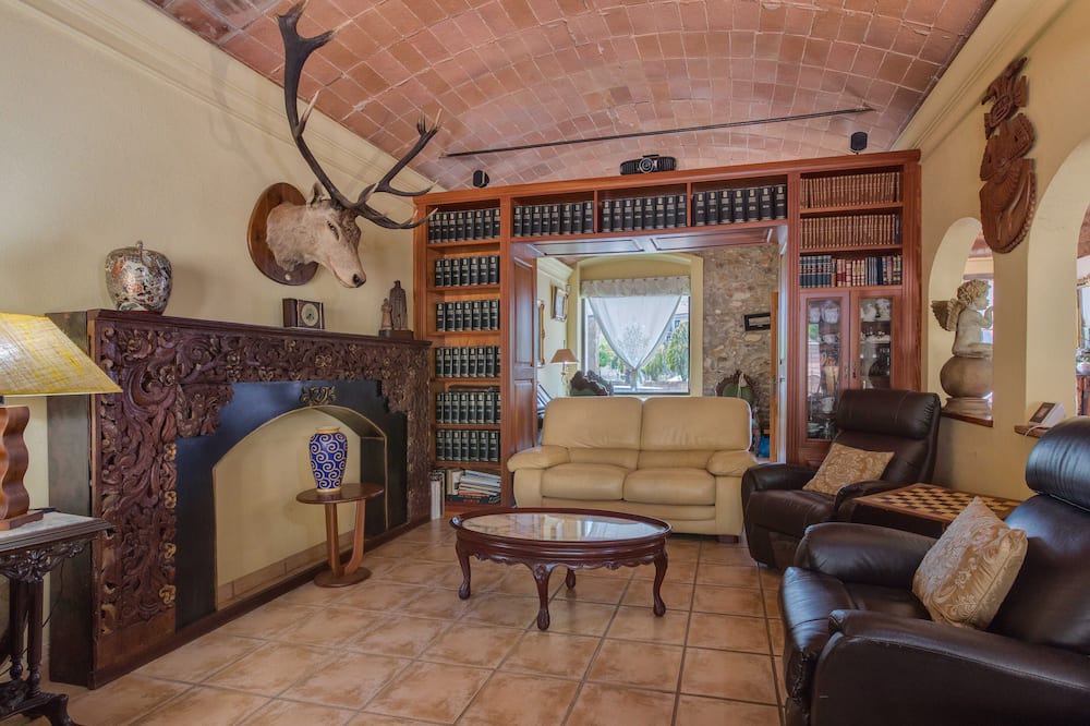 Photo of Livingroom in Angles