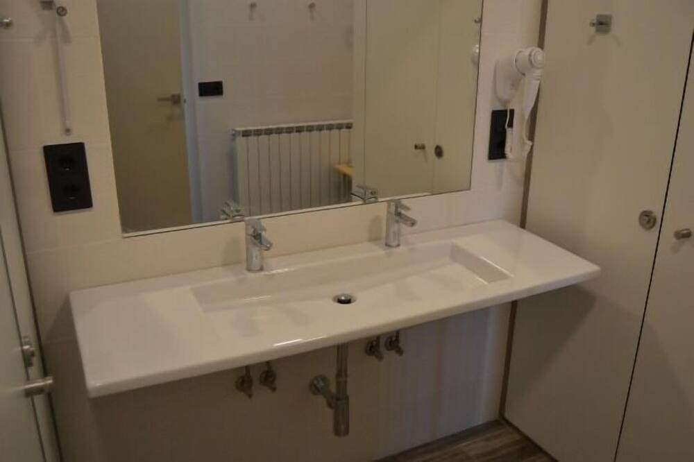 Photo of Bathroom in Montfalco Murallat