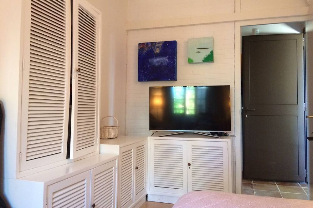 Photo of Bedroom in Llampaies