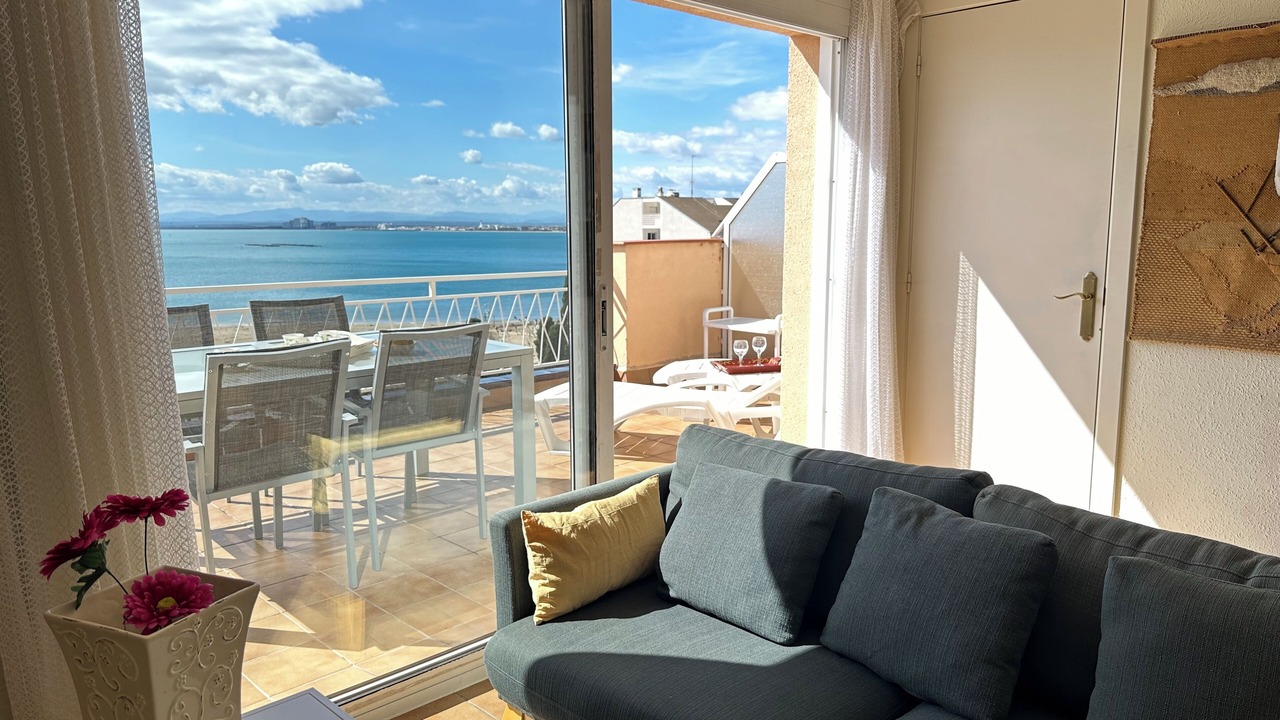 Photo of Livingroom in Roses Town Center
