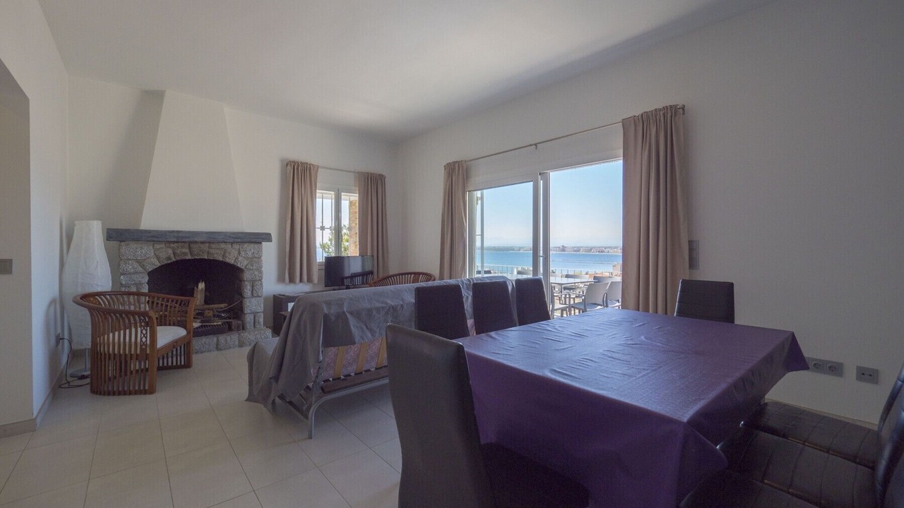 Photo of Livingroom in Roses Town Center