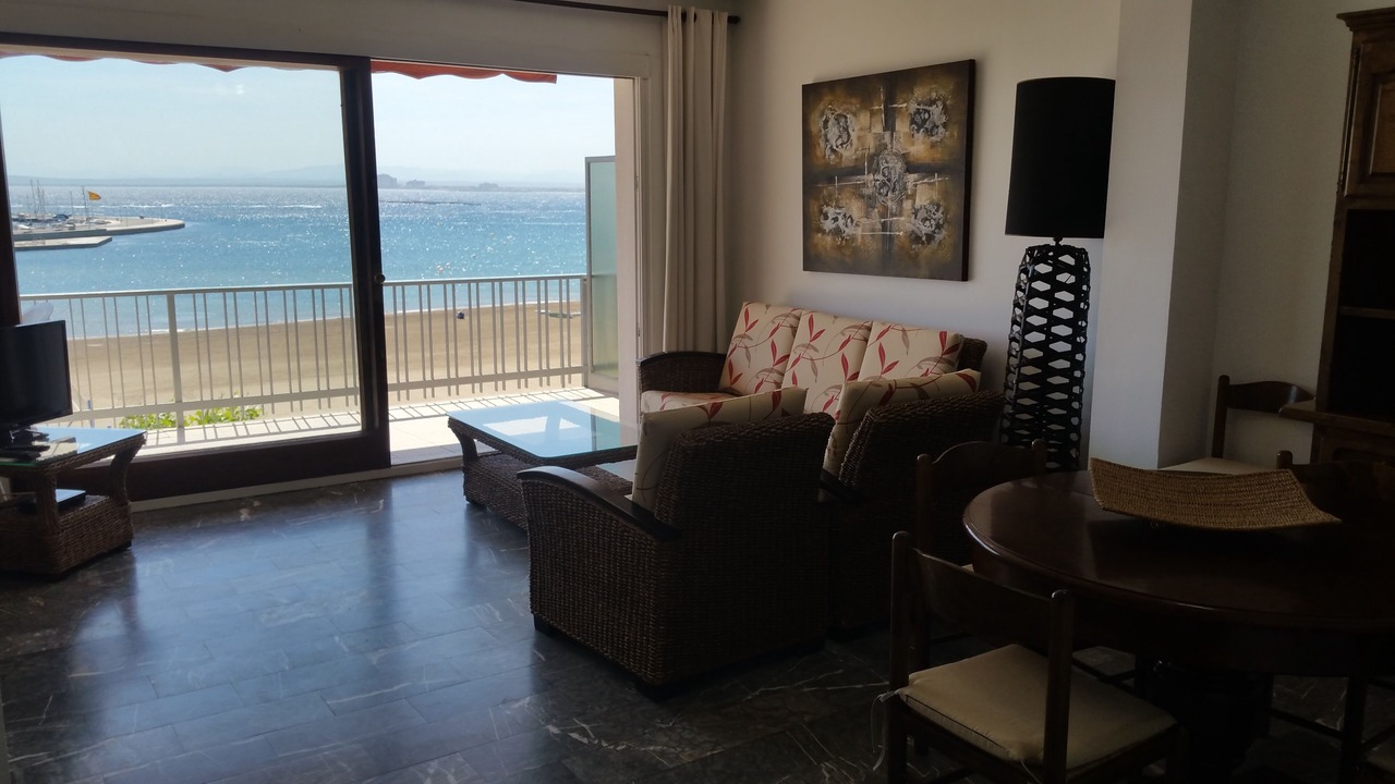 Photo of Livingroom in Roses Town Center
