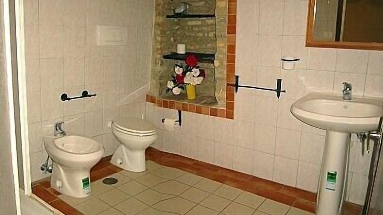 Photo of Bathroom in Montone