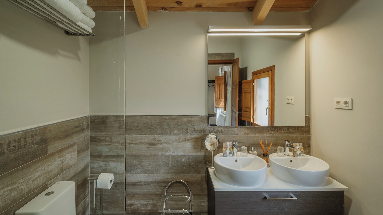 Photo of Bathroom in Mombeltran