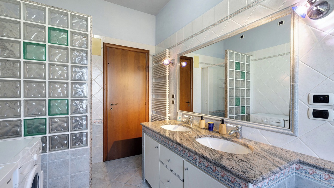 Photo of Bathroom in Roddi
