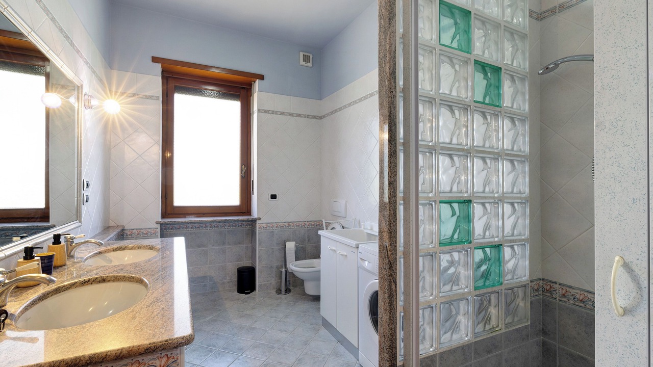 Photo of Bathroom in Roddi