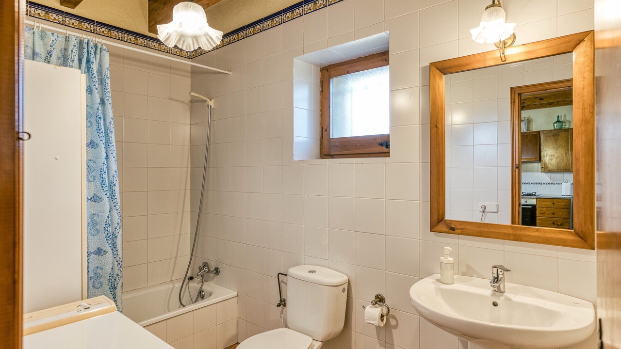 Photo of Bathroom in Maia de Montcal