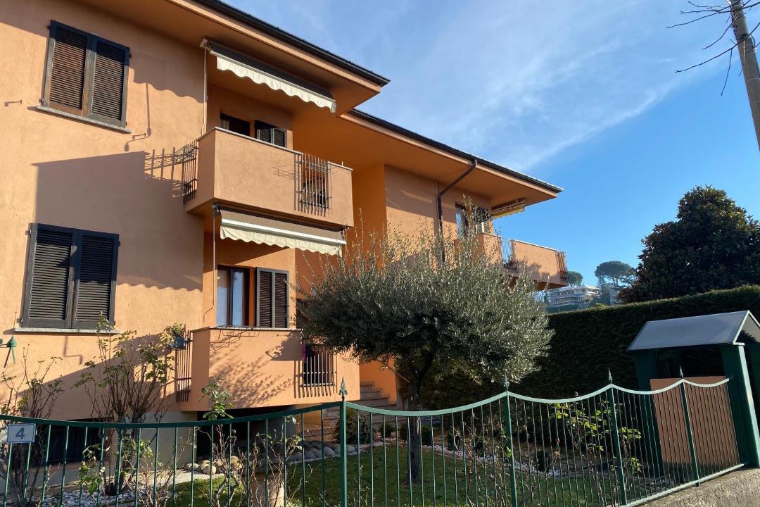 Photo of Buildings in Longone al Segrino