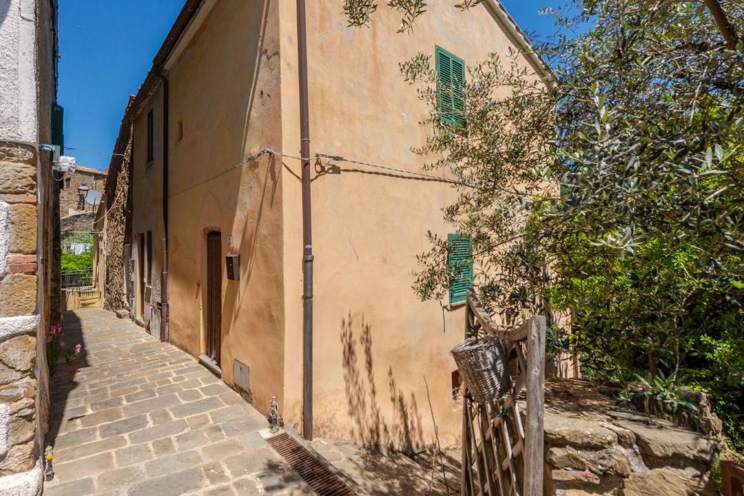 Photo of Buildings in Montorgiali