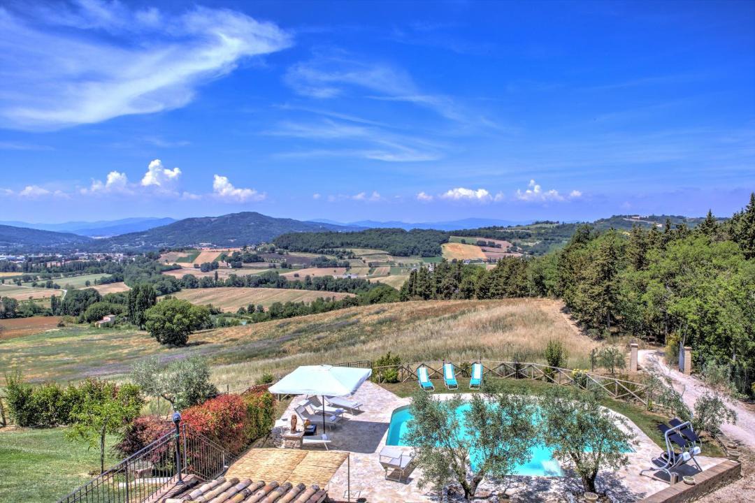 Photo of Others in Montone