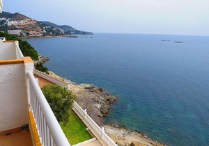 MEDI. Apartment with incredible views of the Bay of Roses with community pool.