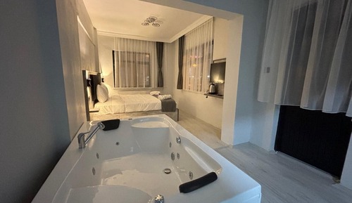 Deluxe Room, Balcony, City View