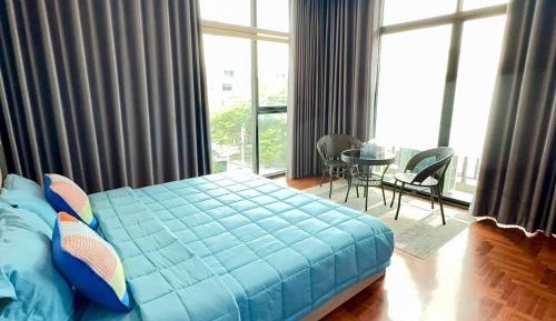Queen Room with Shared Bathroom