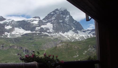 Two-Bedroom Apartment with Mountain View