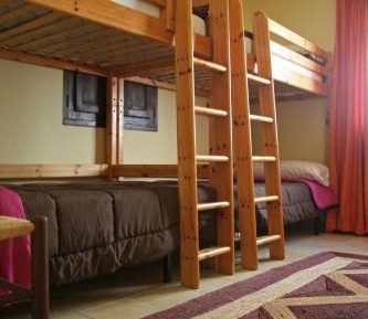 Cama en litera en habitación compartida mixta de 5 camas