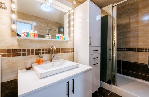Pendik Apartment | Bright Flat, 9 Min to IstMarina